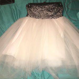 Short sleeveless prom dress